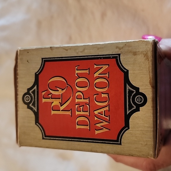 VINTAGE  1906 REO DEPOT WAGON  -- AVON - Picture 8 of 12